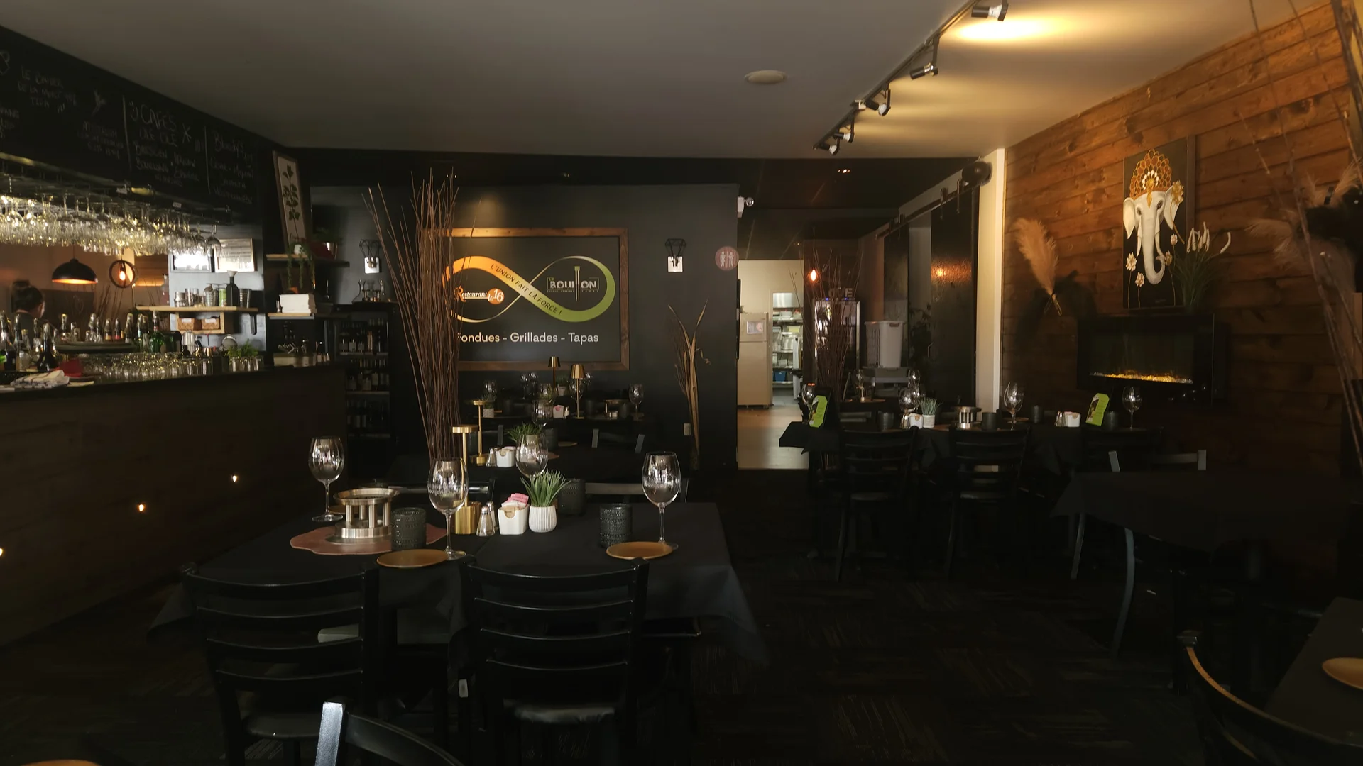 Cadre élégant du restaurant LeBouillon16