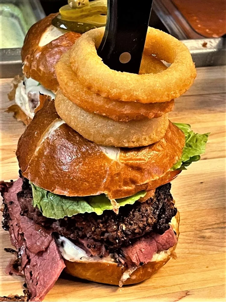 Burger du Barby avec rondelles d'oignon et viande premium - LeBouillon16