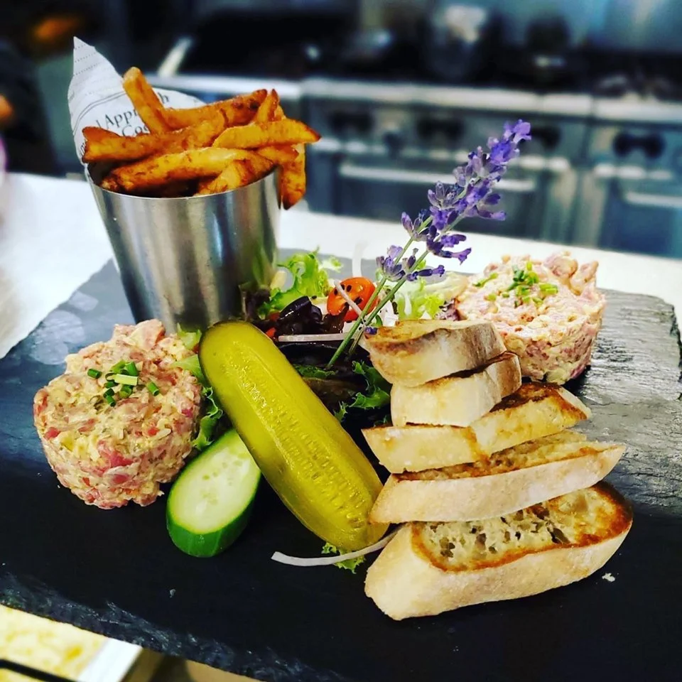 Duo de tartares maison avec pain grillé et cornichons - LeBouillon16