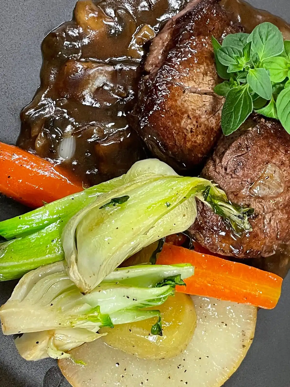 Filet mignon sauce Diane avec légumes rôtis - LeBouillon16