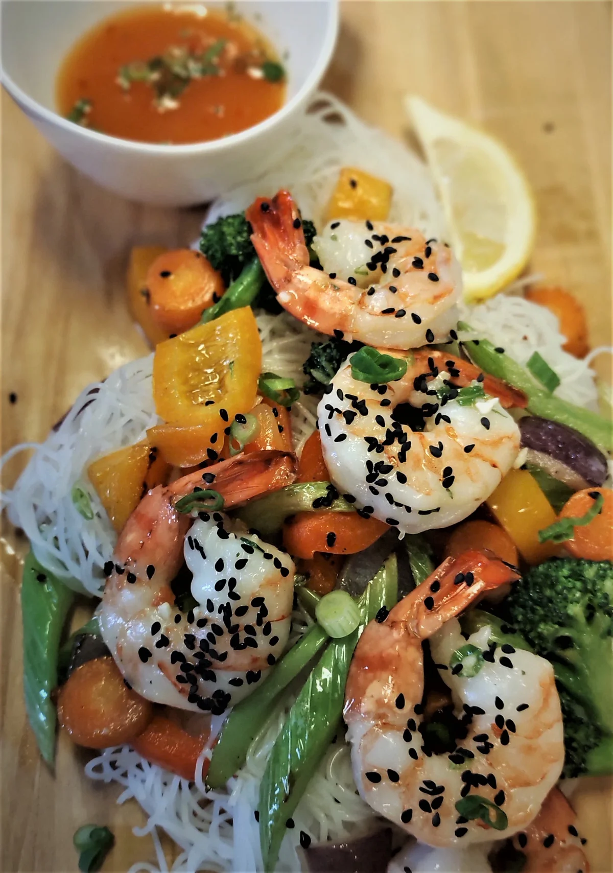 Pad thaï aux crevettes avec légumes et herbes fraîches - LeBouillon16