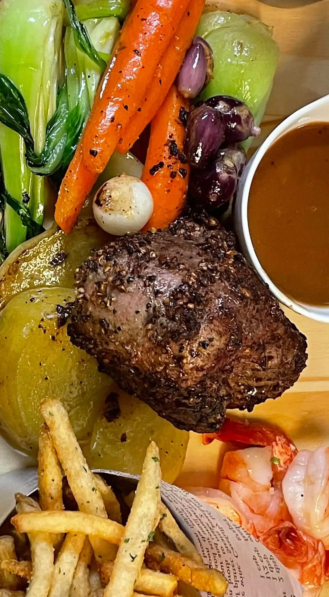 Planche gastronomique avec crevettes et légumes - LeBouillon16