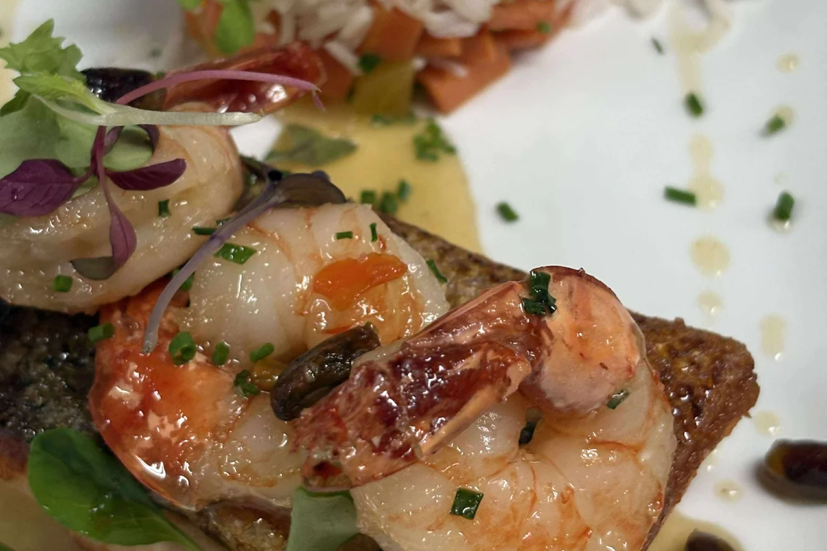 Crevettes sur pain grillé avec burrata - LeBouillon16