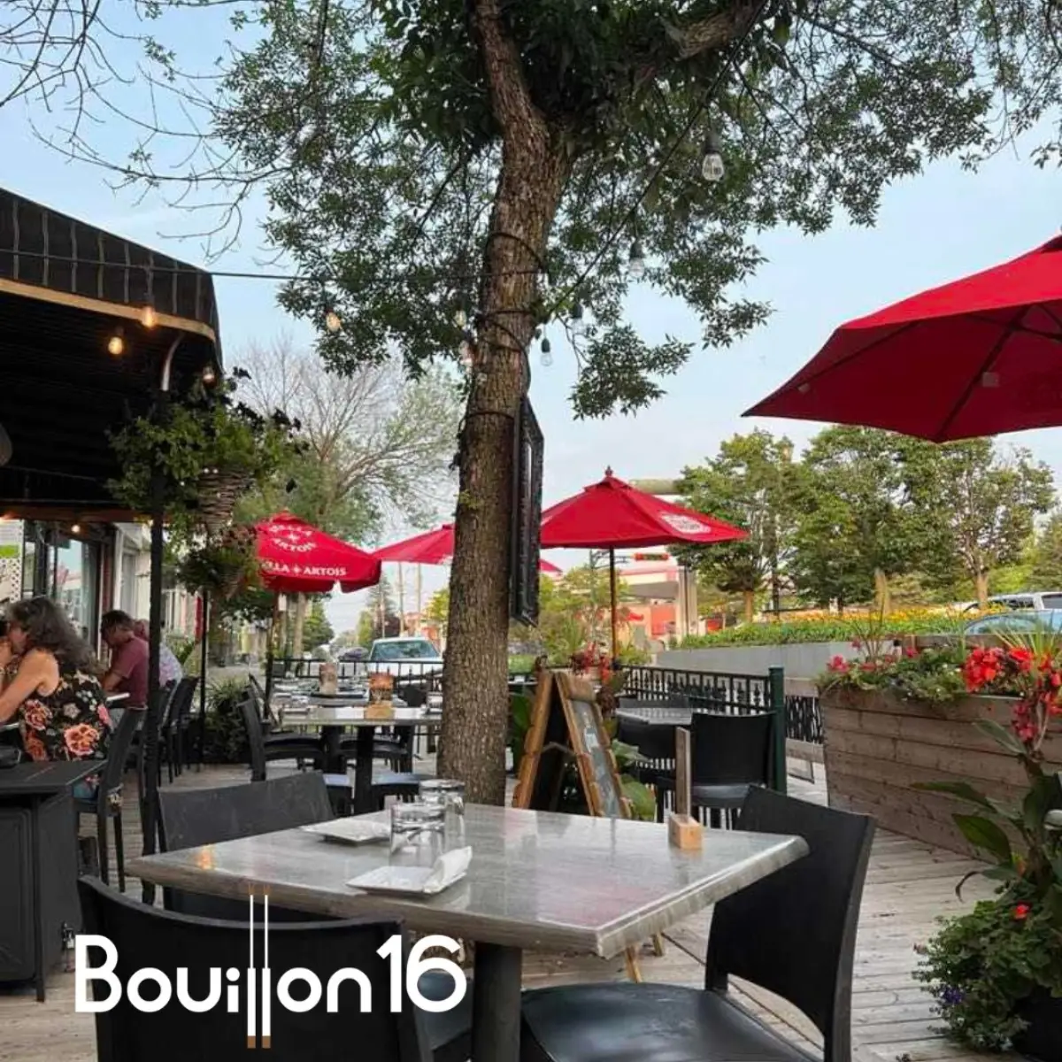 Vue panoramique de la terrasse du Bouillon 16 avec parasols et tables