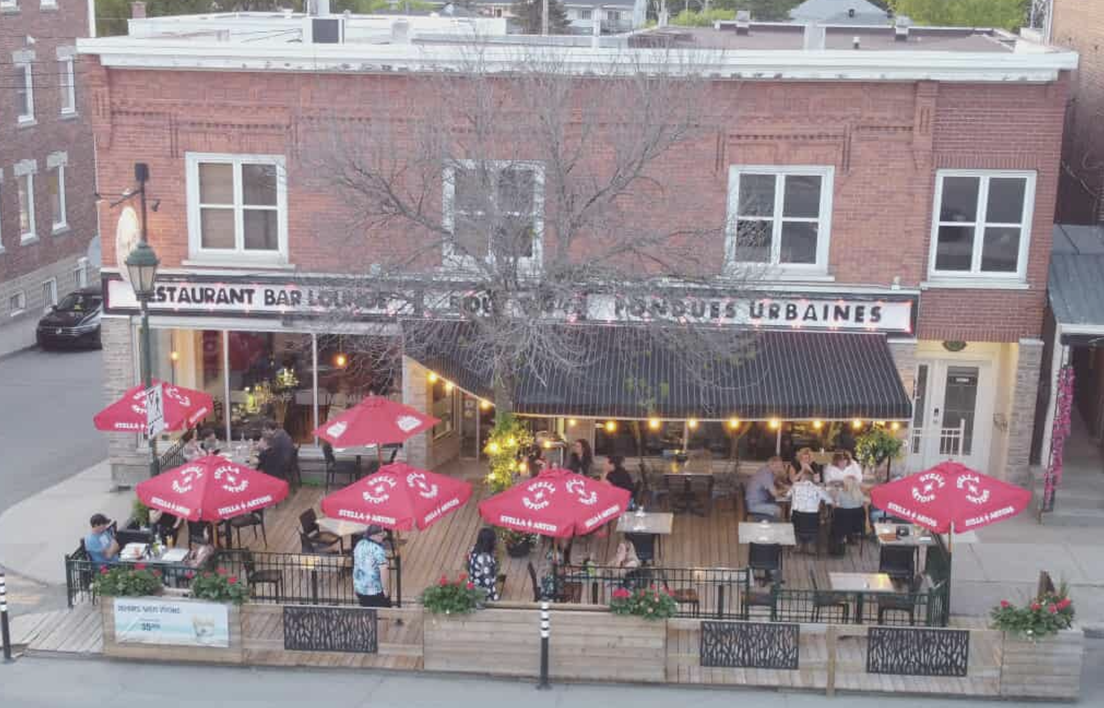 Vue aérienne drone du restaurant LeBouillon16 avec terrasse